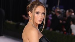 Jennifer López se fotografió frente al espejo por una buena causa