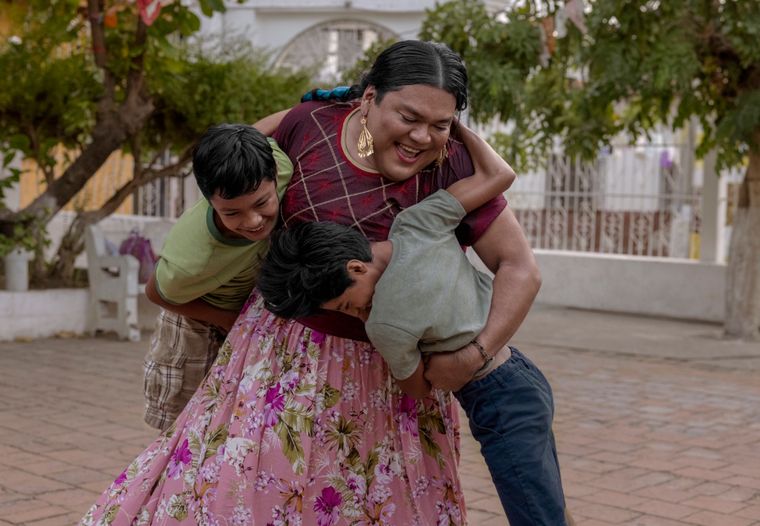 El mayor acierto de la serie es su retrato respetuoso y complejo de las muxes, una identidad de género tradicional en el sur de México; personajes centrales en esta historia. El mayor acierto de la serie es su retrato respetuoso y complejo de las muxes, una identidad de género tradicional en el sur de México; personajes centrales en esta historia.