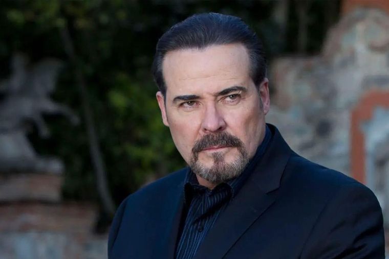 Cuál fue la carrera frustrada de César Évora, el villano de la telenovela Luz Clarita