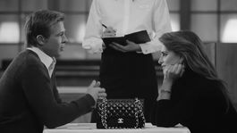 Brad Pitt, Penélope Cruz y la cartera de Chanel