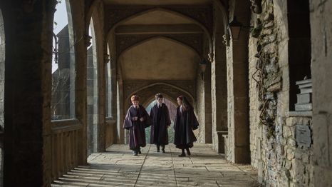 Ron, Harry y Hermione en Hogwarts para la nueva serie de Harry Potter.