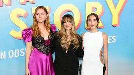 El dúo de actrices junto a la protagonista Kaley Cuoco durante la presentación de Based on a True Story