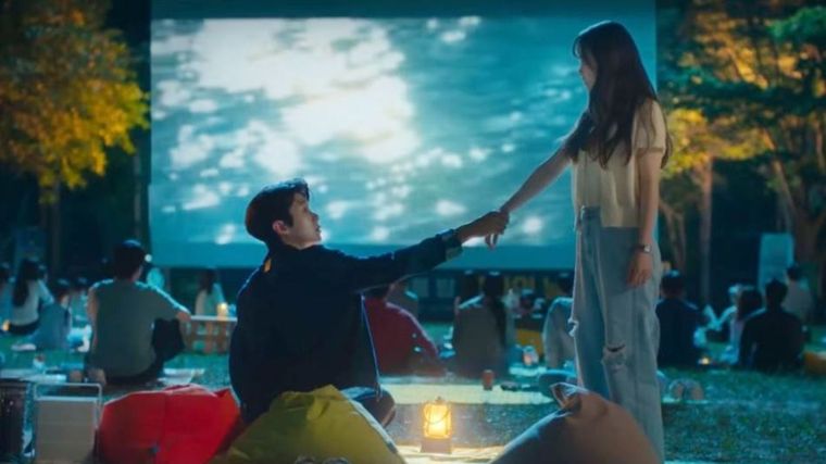 La serie está escrita por Lee Na-eun, responsable de Aquel año nuestro, también protagonizada por Choi Woo-shik. La serie está escrita por Lee Na-eun, responsable de Aquel año nuestro, también protagonizada por Choi Woo-shik.