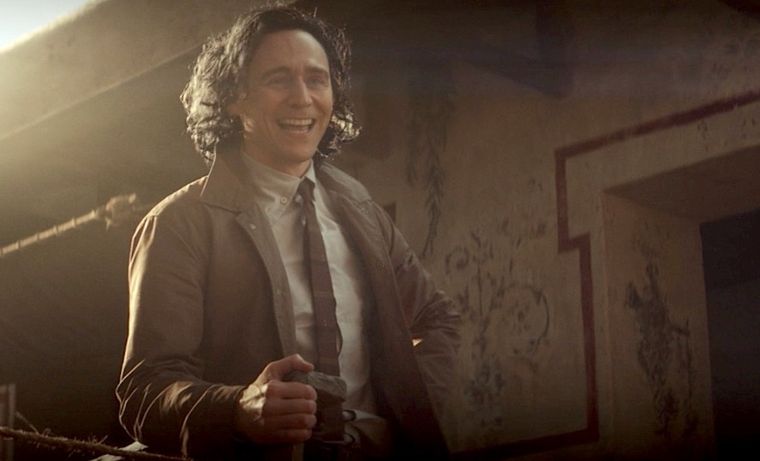 Tom Hiddleston es un héroe dentro y fuera de la pantalla.