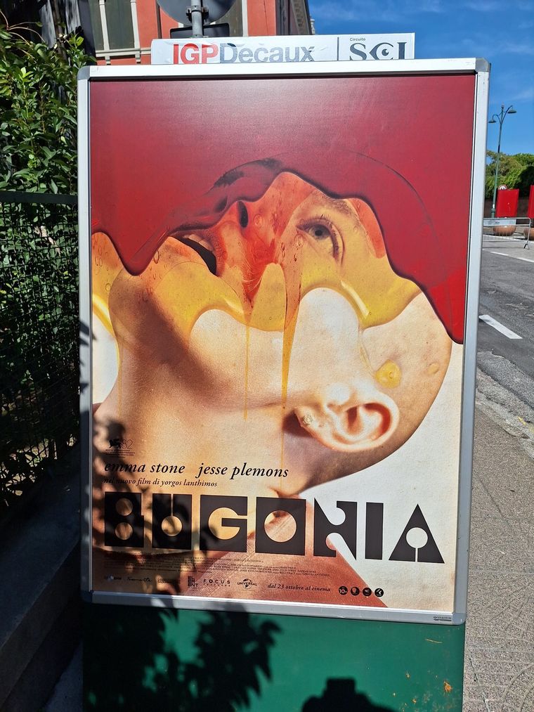 El único vistazo de Emma Stone pelada es este poster que se encuentra actualmente en el Festival de Venecia. El único vistazo de Emma Stone pelada es este poster que se encuentra actualmente en el Festival de Venecia.