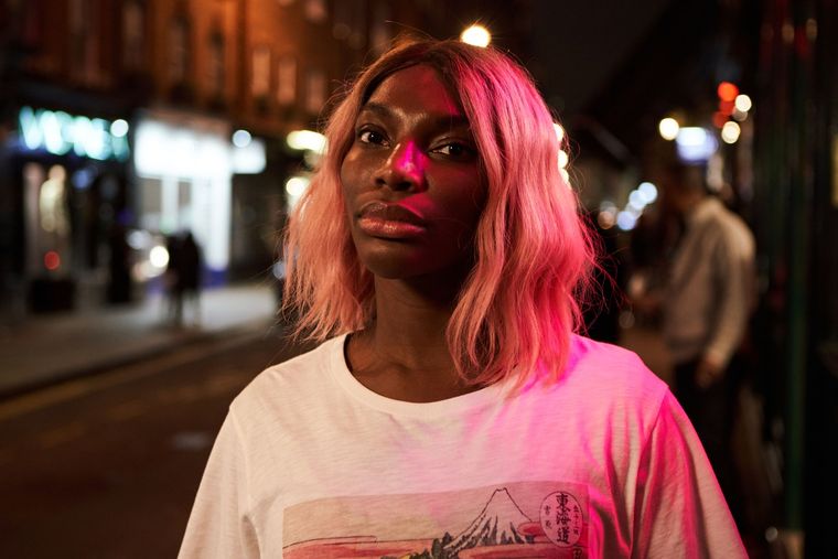 La serie fue creada, escrita y protagonizada íntegramente por Michaela Coel, quien rechazó una oferta millonaria de Netflix para mantener el control creativo. La serie fue creada, escrita y protagonizada íntegramente por Michaela Coel, quien rechazó una oferta millonaria de Netflix para mantener el control creativo.