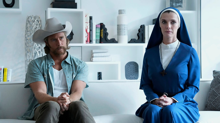 Betty Gilpin y Jake McDorman protagonizan Mrs. Davis. Betty Gilpin y Jake McDorman protagonizan Mrs. Davis.