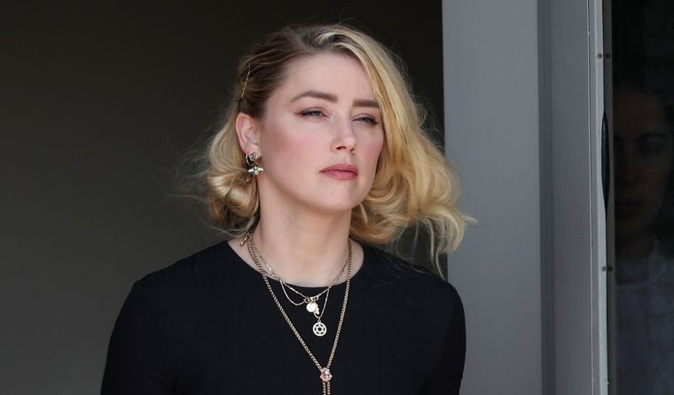 La actriz fue vista paseando en las calles de su nuevo pueblo.