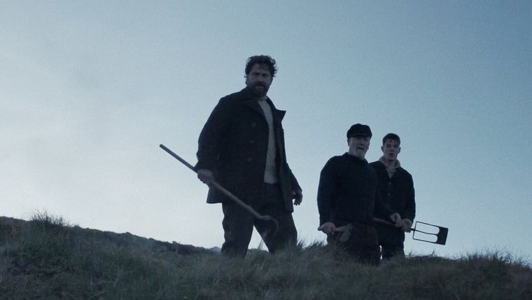 El misterio del faro es una sombría y cruda película de Netflix.