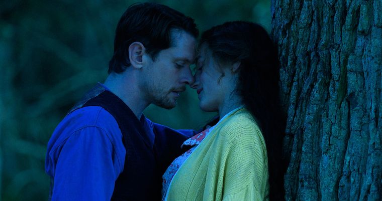 Jack OConnell y Emma Corrin protagonizan esta provocadora apuesta