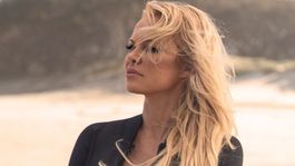 otra vez: pamela anderson se le rie a la censura de instagram tapada solo con una toalla otra vez: pamela anderson se le rie a la censura de instagram tapada solo con una toalla