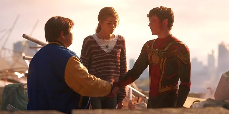 Peter Parker / Spider-Man junto con MJ (Zendaya) y Ned (Jacob Batalon) en No Way Home. Peter Parker / Spider-Man junto con MJ (Zendaya) y Ned (Jacob Batalon) en No Way Home.