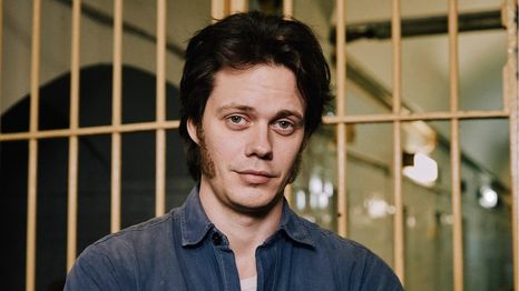 Bill Skarsgard interpreta a Clark Olofsson en esta imperdible serie de Netflix