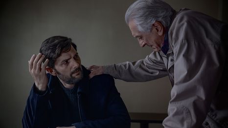 Adam Scott y Robert De Niro en Susurran tu nombre.&nbsp;