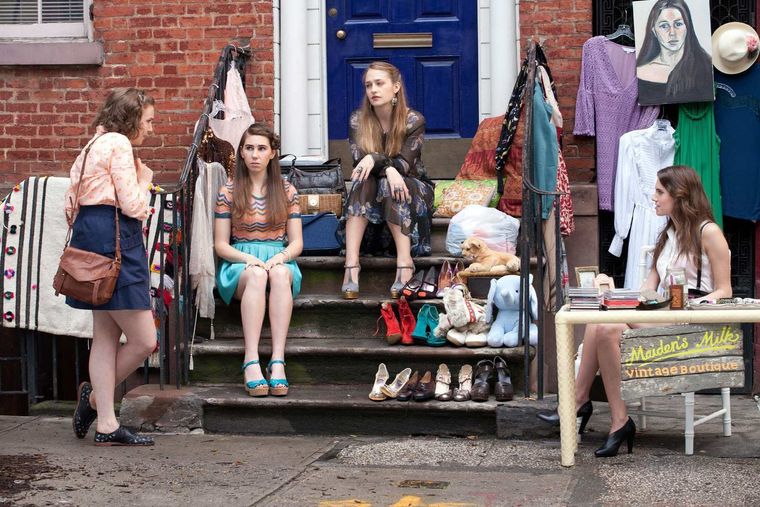 Lena Dunham, Zosia Mamet, Jemima Kirke y Allison Williams protagonizan Girls. Lena Dunham, Zosia Mamet, Jemima Kirke y Allison Williams protagonizan Girls.