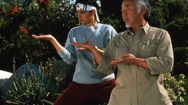 cobra kai: la teoria sobre el pasado oculto del senor miyagi
