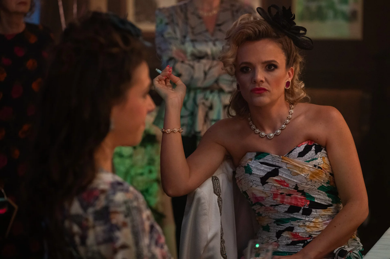 Laura Aikman interpreta a Val en la serie Joan