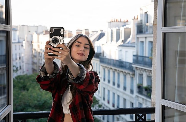 Lily Collins llegó a un muy buen acuerdo con Netflix