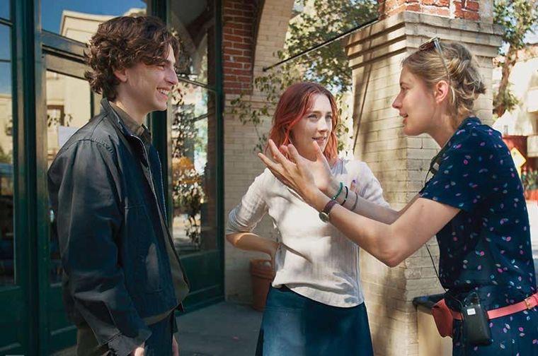 Estrenada en 2017, Lady Bird marcó el debut de Greta Gerwig como directora, consolidándola como una de las realizadoras más destacas de su generación. Estrenada en 2017, Lady Bird marcó el debut de Greta Gerwig como directora, consolidándola como una de las realizadoras más destacas de su generación.