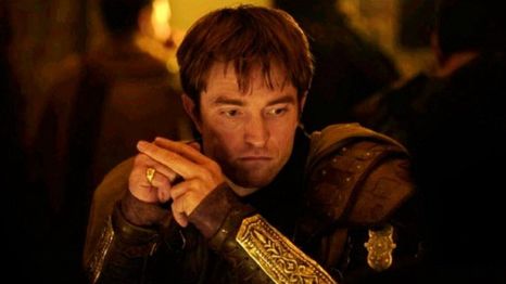 En La Odisea, Robert Pattinson interpreta a Antínoo.