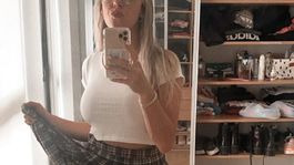 a nati jota la acosaron y respondio levantandose la pollerita