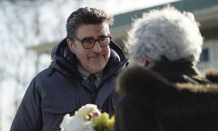 Alfred Molina se luce en esta serie de misterio y suspenso