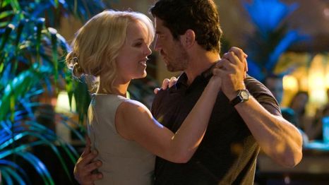 La cruda verdad (2009), protagonizada por Gerard Butler y Katherine Heigl.