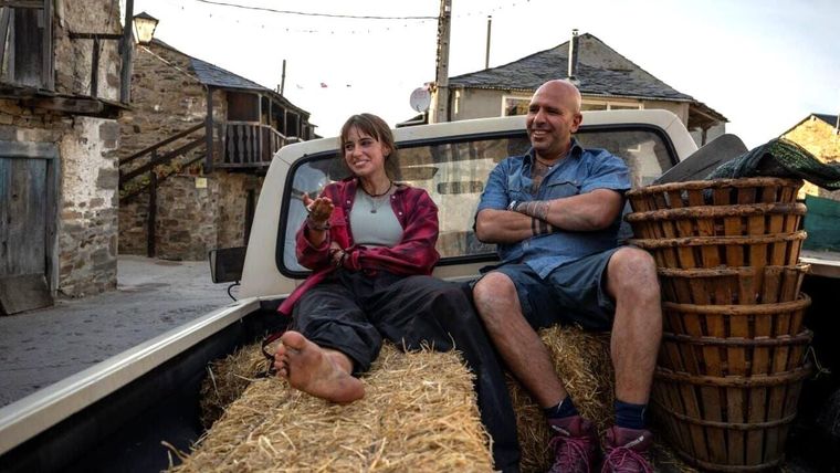 La película está protagonizada, guionada y musicalizada por Checco Zalone. La película está protagonizada, guionada y musicalizada por Checco Zalone.