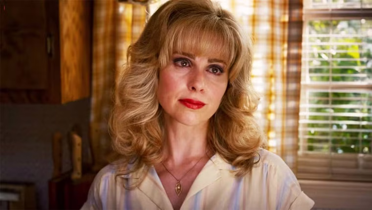 La actriz Cara Buono interpreta a Karen Wheeler, la madre de Nancy, Mike y Holly. La actriz Cara Buono interpreta a Karen Wheeler, la madre de Nancy, Mike y Holly.