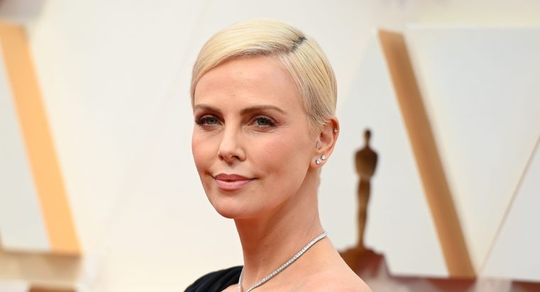 Charlize Theron publicó el video de cuando se peló para Mad Max