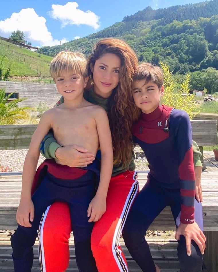 Shakira junto a sus hijos Sasha y Milán.