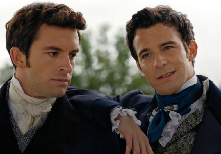 Jonathan Bailey y Luke Thompson en Bridgerton.&nbsp;