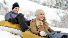 Estrenada en 2018 y producida por Hallmark, Amor en las montañas sigue a una redactora que escribirá un artículo sobre deportes invernales que ella misma probará pese a su torpeza