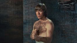 Chuck Norris antes de desatar uno de los combates más icónicos del cine ante Bruce Lee. Chuck Norris antes de desatar uno de los combates más icónicos del cine ante Bruce Lee.