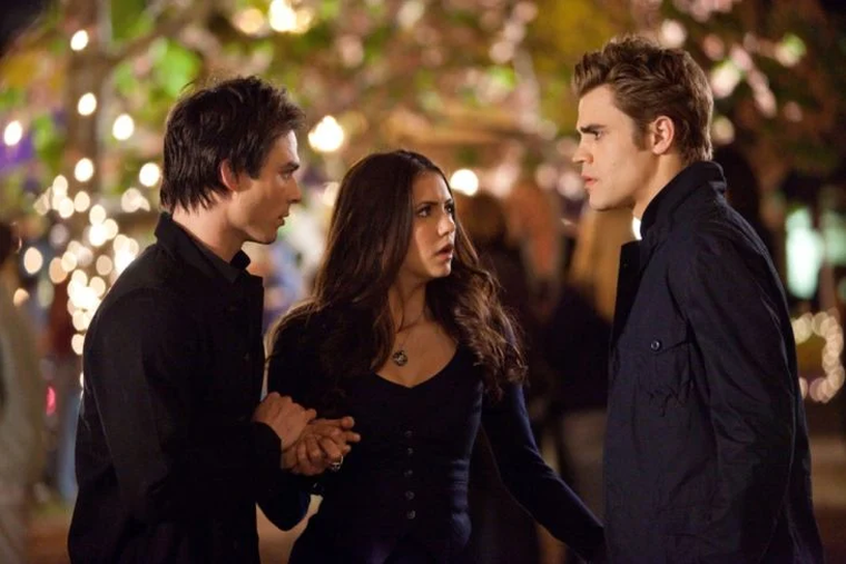 La primera temporada de The Vampire Diaries estrenó en el año 2009. La primera temporada de The Vampire Diaries estrenó en el año 2009.