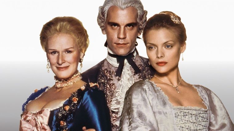 El director Stephen Frears dirige esta película que es una adaptación de la obra de teatro de Christopher Hampton que, a su vez, una adaptación de la novela epistolar del siglo XVIII del francés Pierre Choderlos de Laclos.