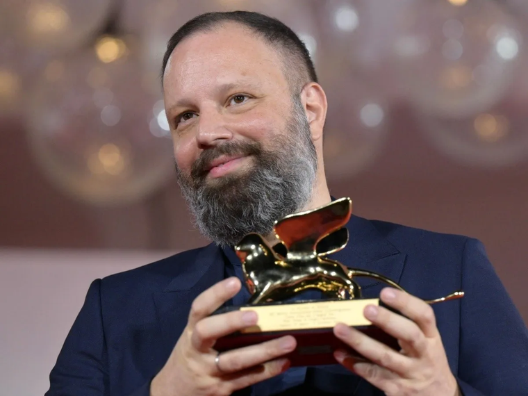 Yorgos Lanthimos con el León de Oro que ganó con Poor Things
